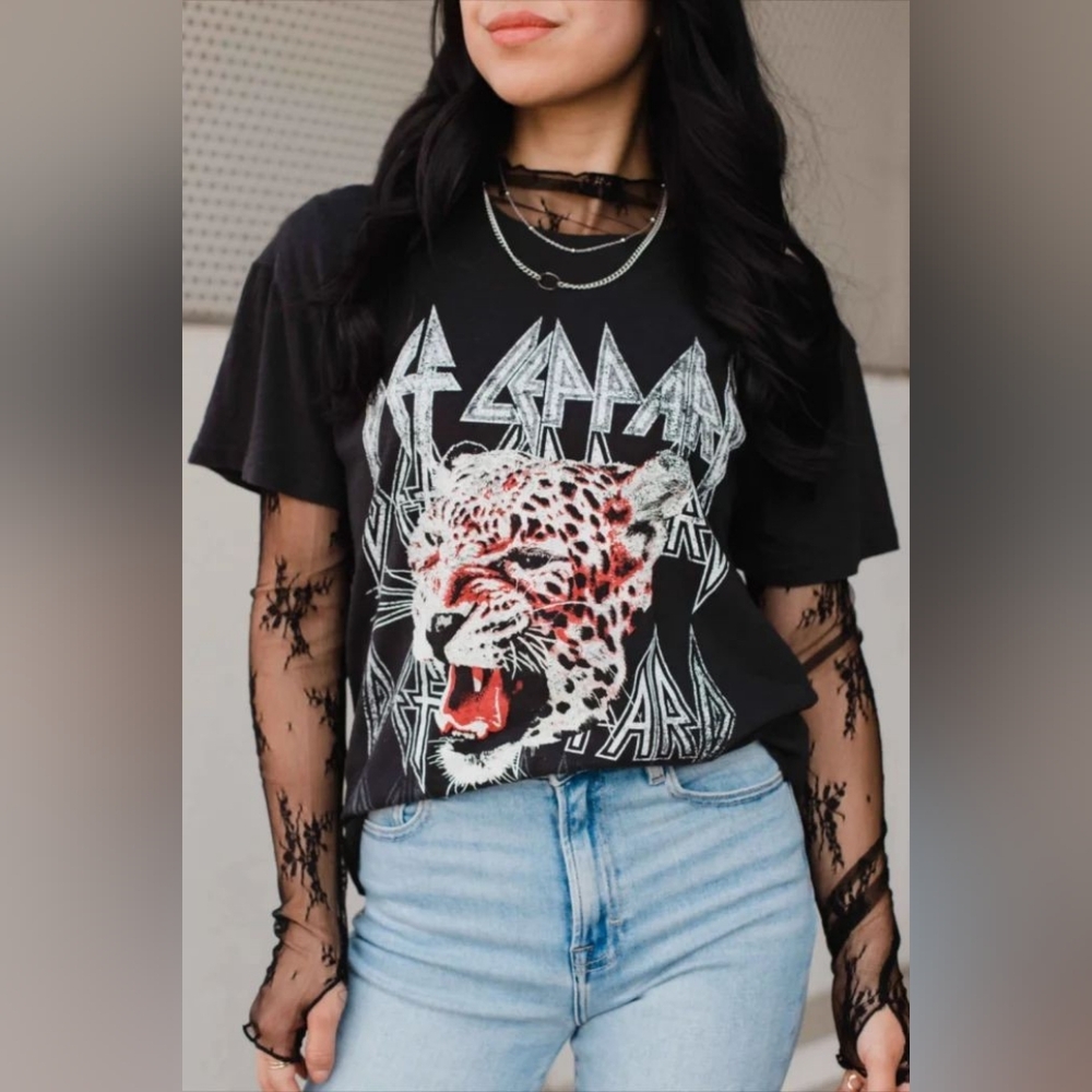 Def Leppard Womens Size S Rock Band Graphic Tee Logo Leopard Black Short Sleeve - Picture 1 of 9